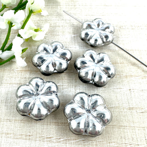 15mm Puffed Daisy Silver