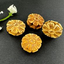 Load image into Gallery viewer, Bone Flower 16.5mm - 4 Beads
